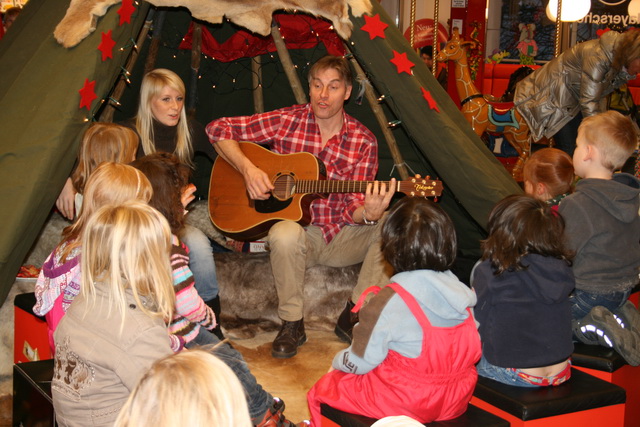 gal/2010/2010 Saitentwist Mayersche Buchhandlung Essen 03.12.Lesezelt Frau Kuehn Verein/2010 Saitentwist Mayersche 03.12. Lesezelt Frau Kuehn Essen 055.jpg